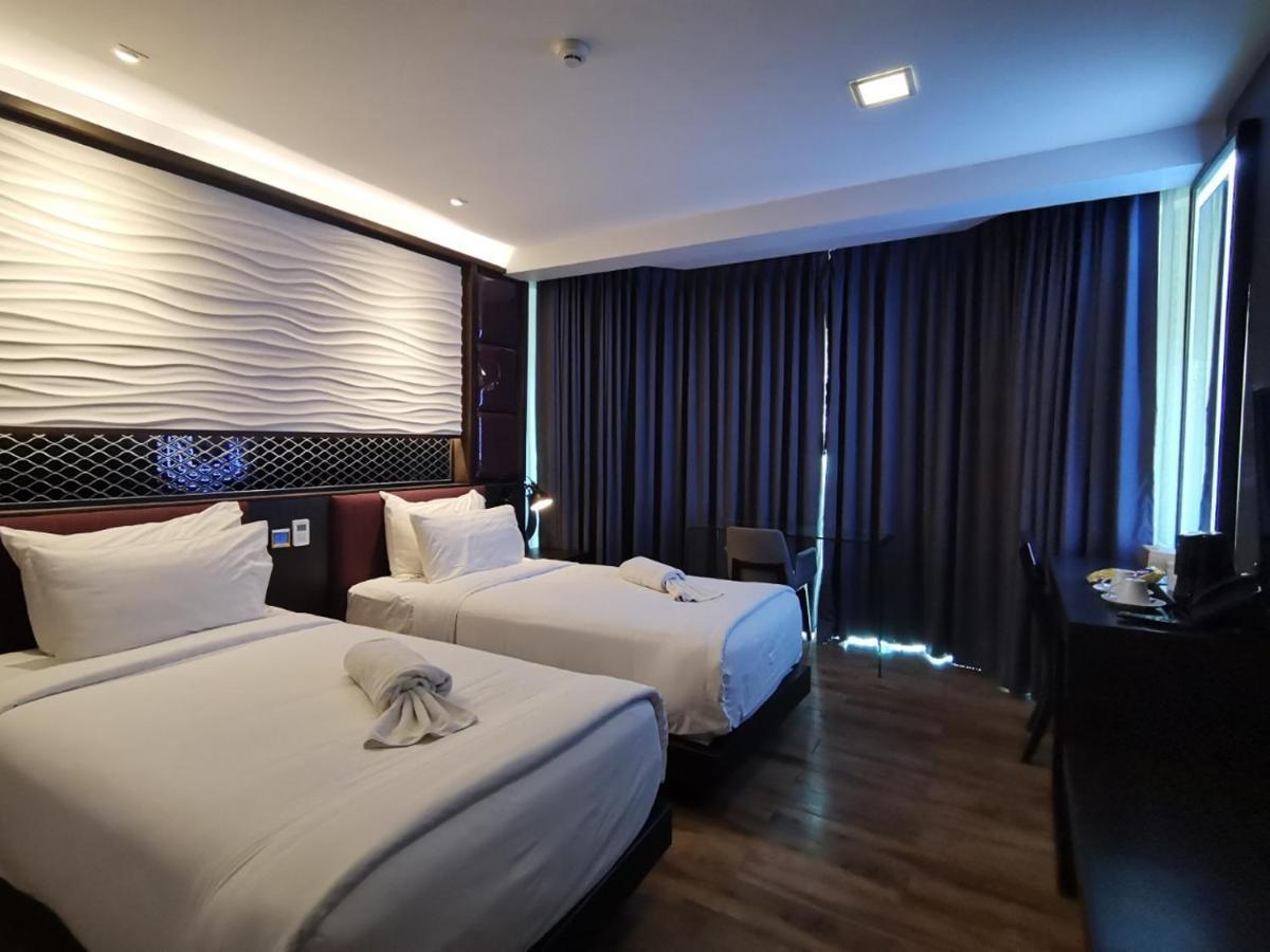 Holatel Hotel Phitsanulok Bagian luar foto